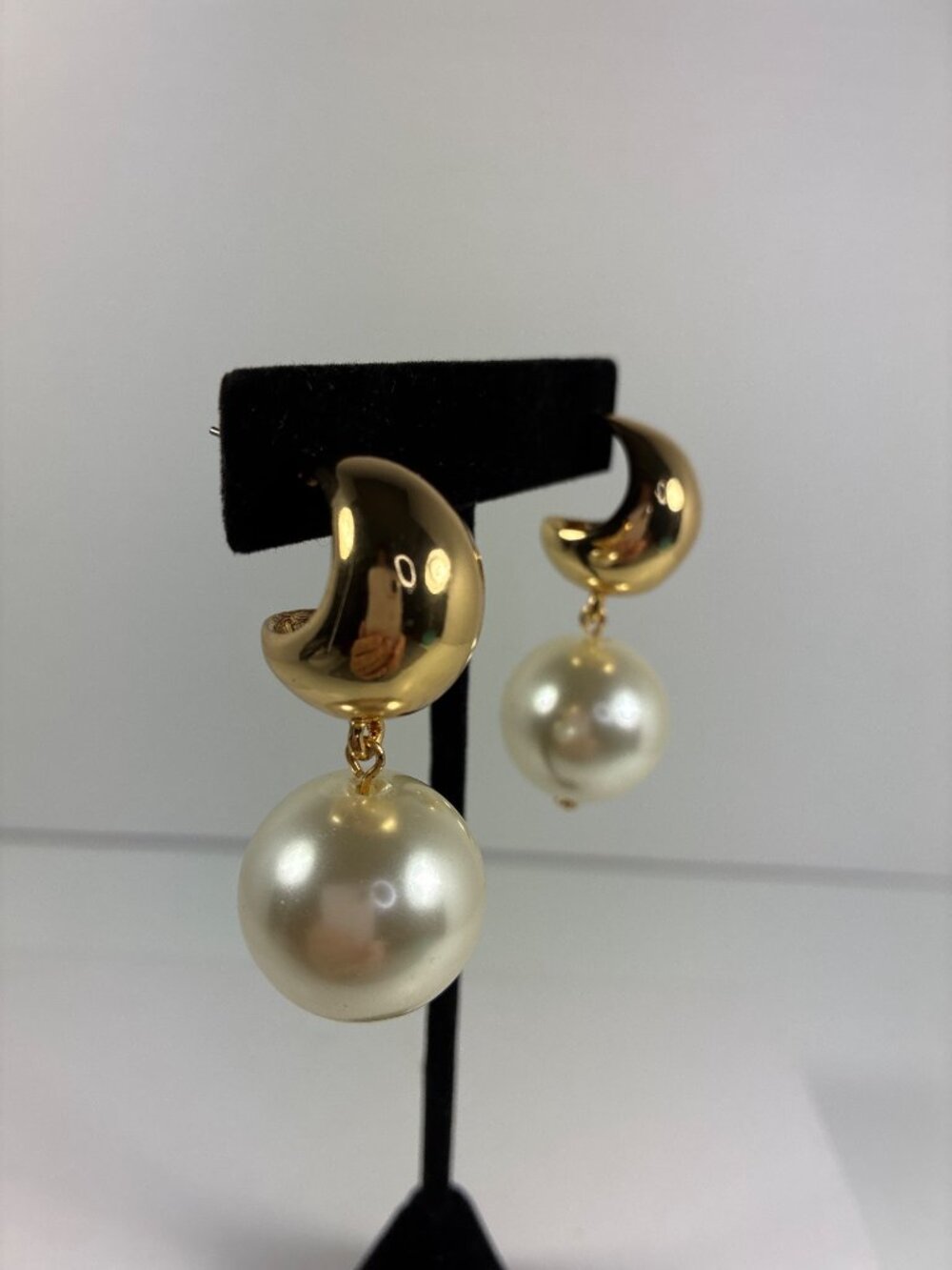 Gold Tone Pearl Drop Hoop Earrings Large Faux Pearl Statement Dangle Modern - Picture 5 of 8